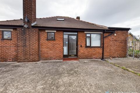 2 bedroom detached bungalow to rent, Clifton Avenue, Blackpool FY4