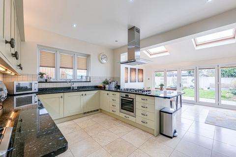 4 bedroom semi-detached house for sale - Beach Avenue, Leigh-on-sea, SS9