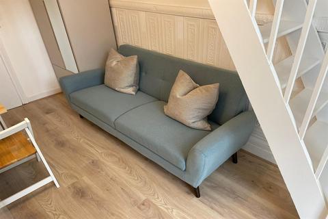Studio to rent, London W2
