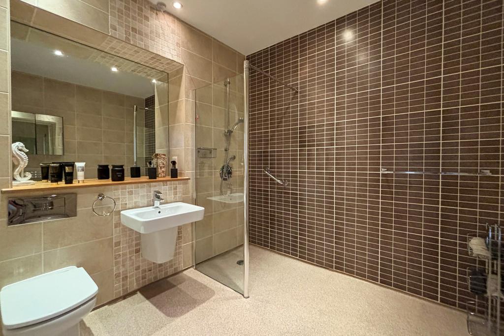 Bh apt 35 shower room
