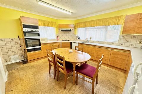 4 bedroom bungalow for sale - The Meadows, Flackwell Heath HP10