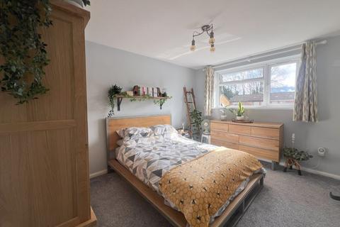 8 Armscroft Gardens, Gloucester, GL2 0RT