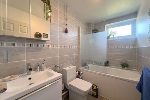 8 Armscroft Gardens, Gloucester, GL2 0RT