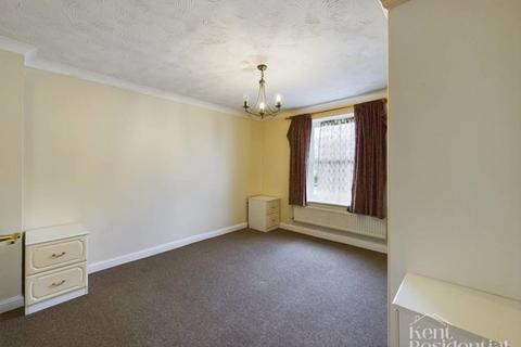 3 bedroom apartment to rent, Goldcrest Drive, Chatham, ME4