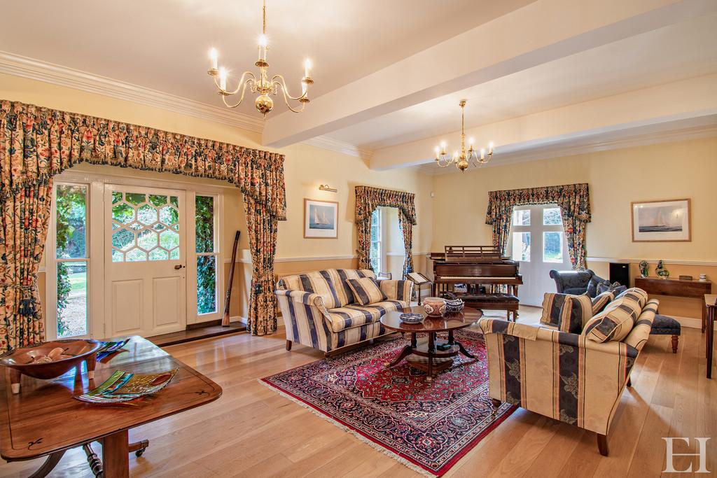 8585483-interiorwm07-800