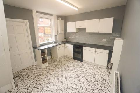 2 bedroom terraced house to rent, Crosby Road, Heaton