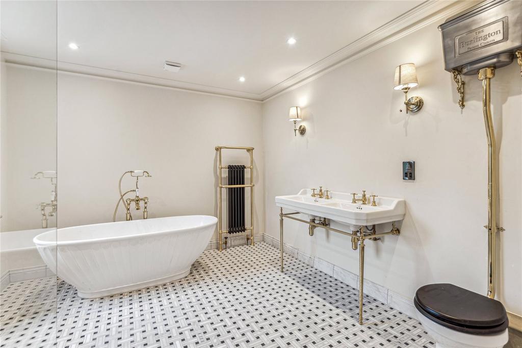 Main En-Suite