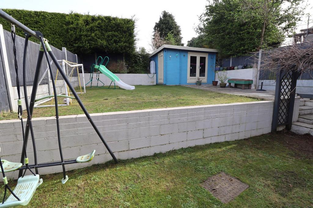 Love Lane, Rayleigh, SS6 4 bed semidetached house for sale £450,000