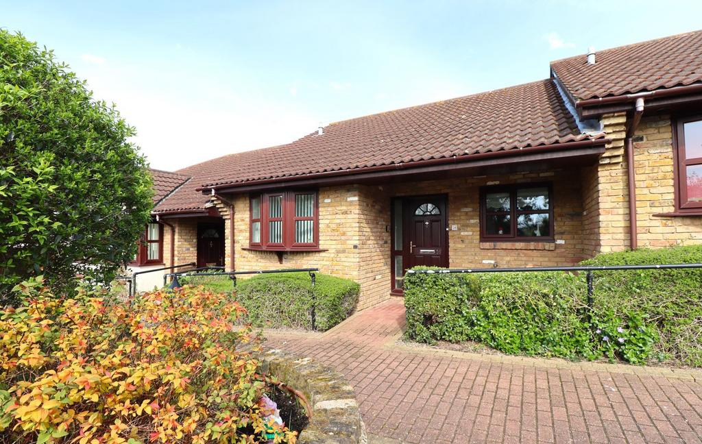 Down Hall Road, Rayleigh, SS6 2 bed bungalow for sale £250,000