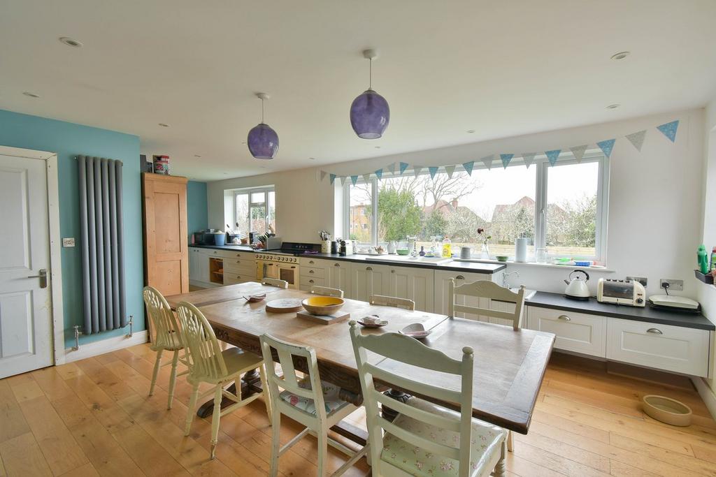 Terminus Avenue, BexhillonSea, TN39 5 bed detached house for sale £