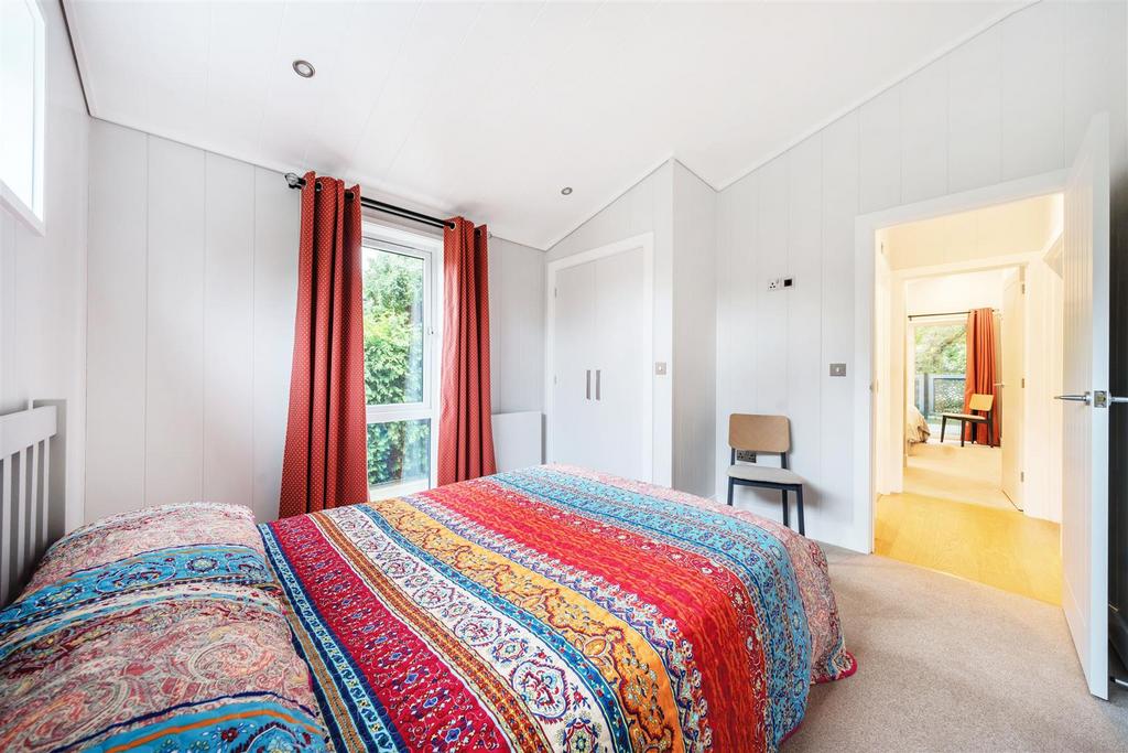 Lodge21 Bed 2.jpg