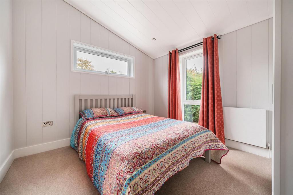 Lodge21 Bed2.jpg