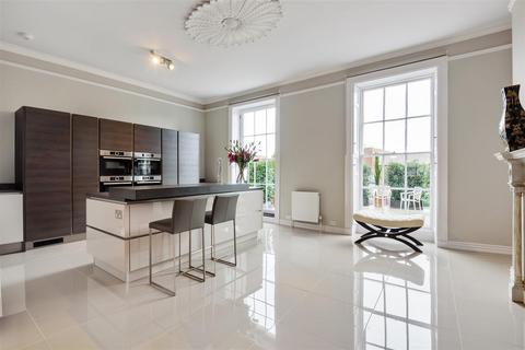 8 bedroom terraced house for sale, The Crescent