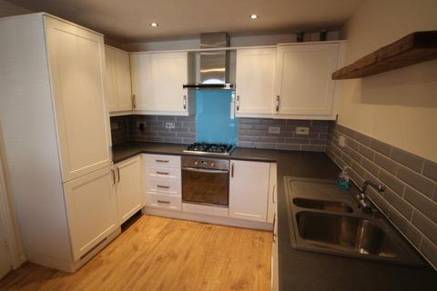4 bedroom semi-detached house to rent, Attenborough Close, Leicester