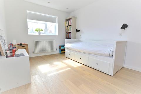 17 Kylemore Close, London, E6 1QU