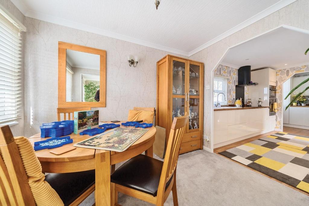 DINING ROOM.jpg