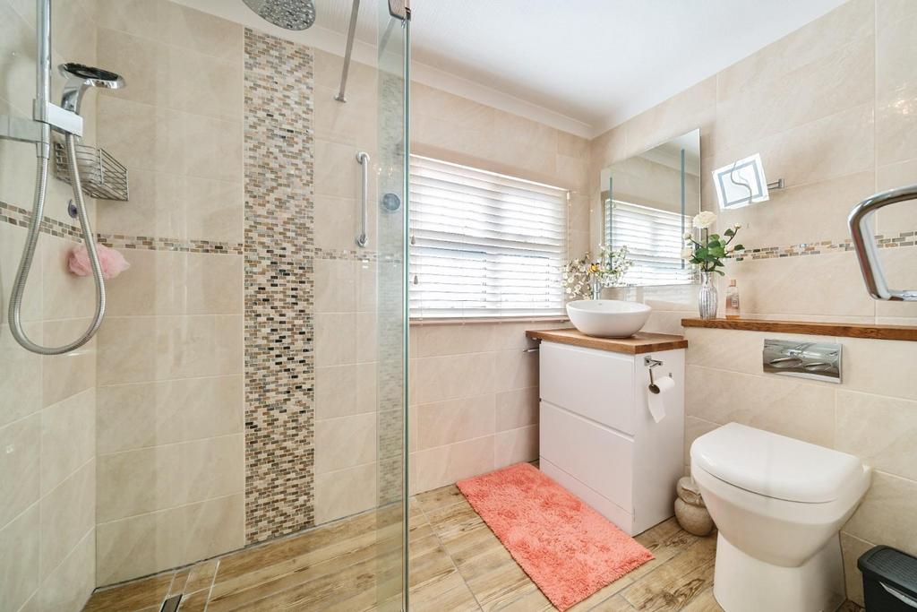 SHOWER ROOM.jpg