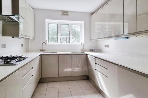 3 bedroom flat to rent, Mulberry Close, Hendon, London