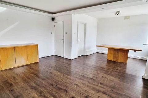 3 bedroom flat to rent, Mulberry Close, Hendon, London