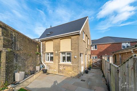 2 bedroom detached house for sale, Priors Walk, St. Johns Road, Ryde