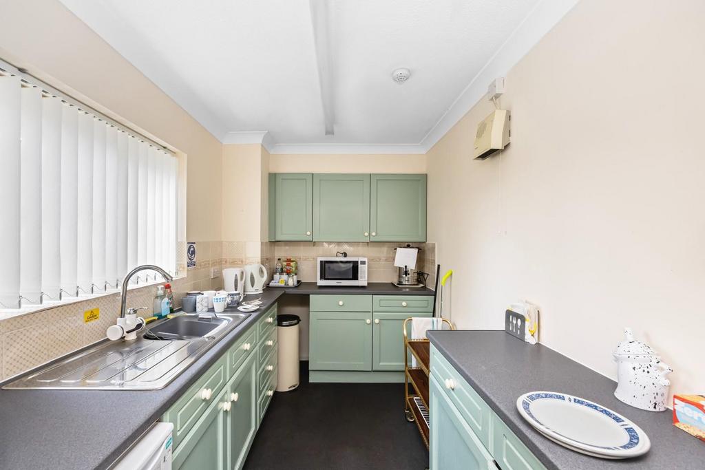 Amberly Court 19-0008.jpg