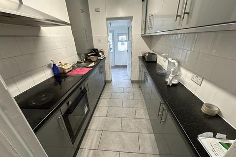 1 bedroom in a house share to rent - Room @ Currey Road - Greenford