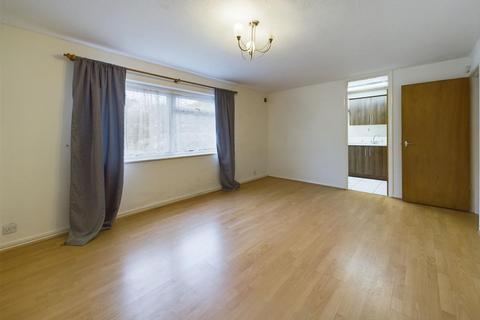 2 bedroom flat for sale, Willowhayne Court, Willowhayne Drive, Walton on Thames