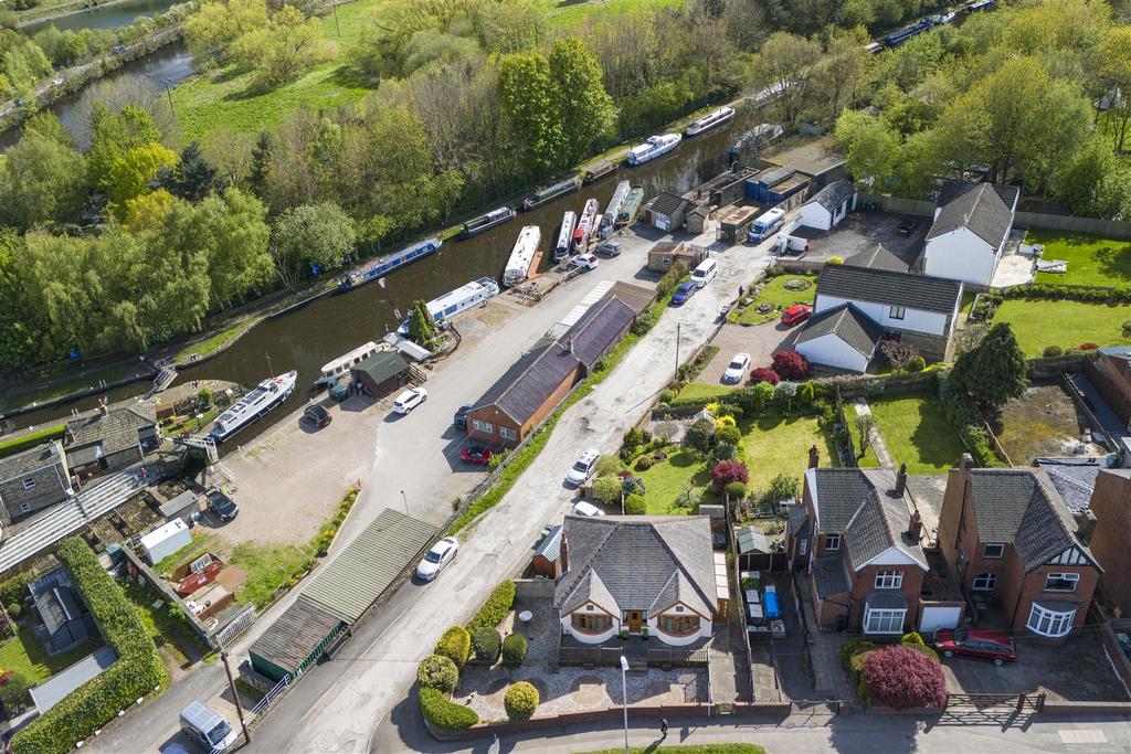 Huddersfield Road, Mirfield 3 bed detached house for sale £335,000