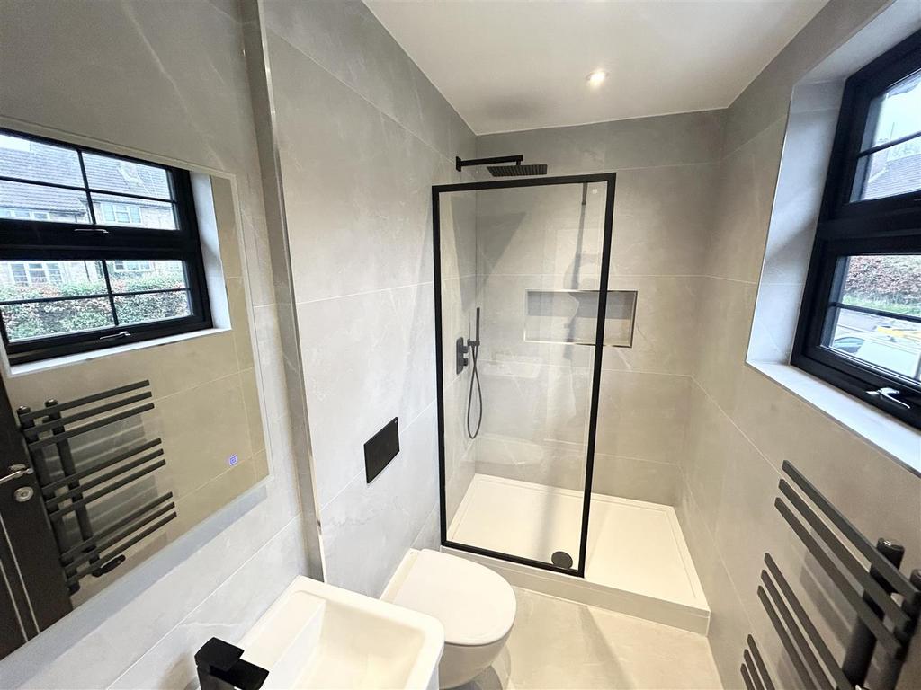 En Suite Shower Room: