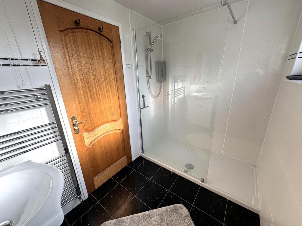 Shower room (first floor)