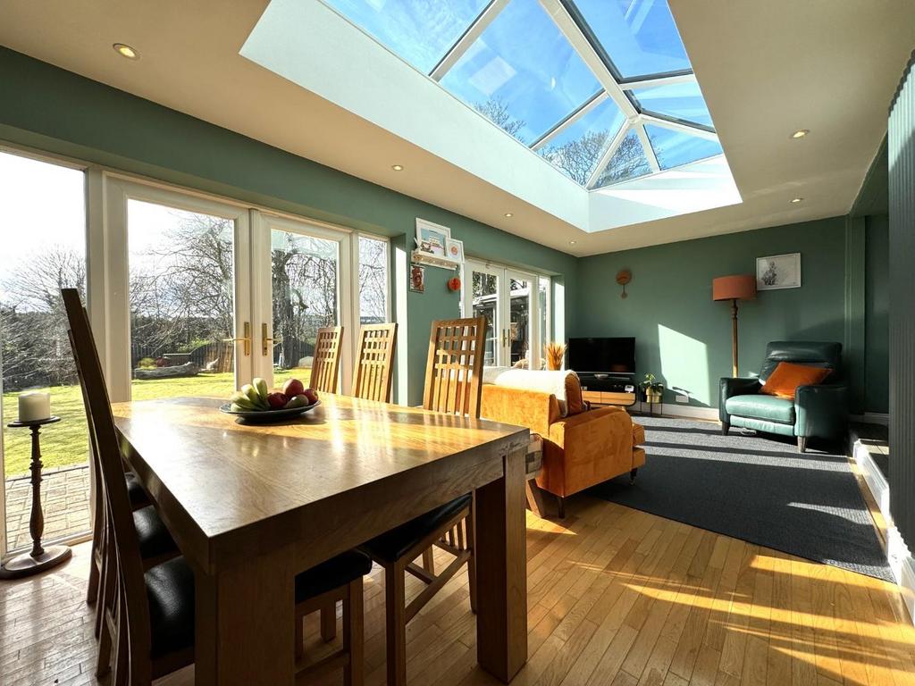 Sitting/dining room