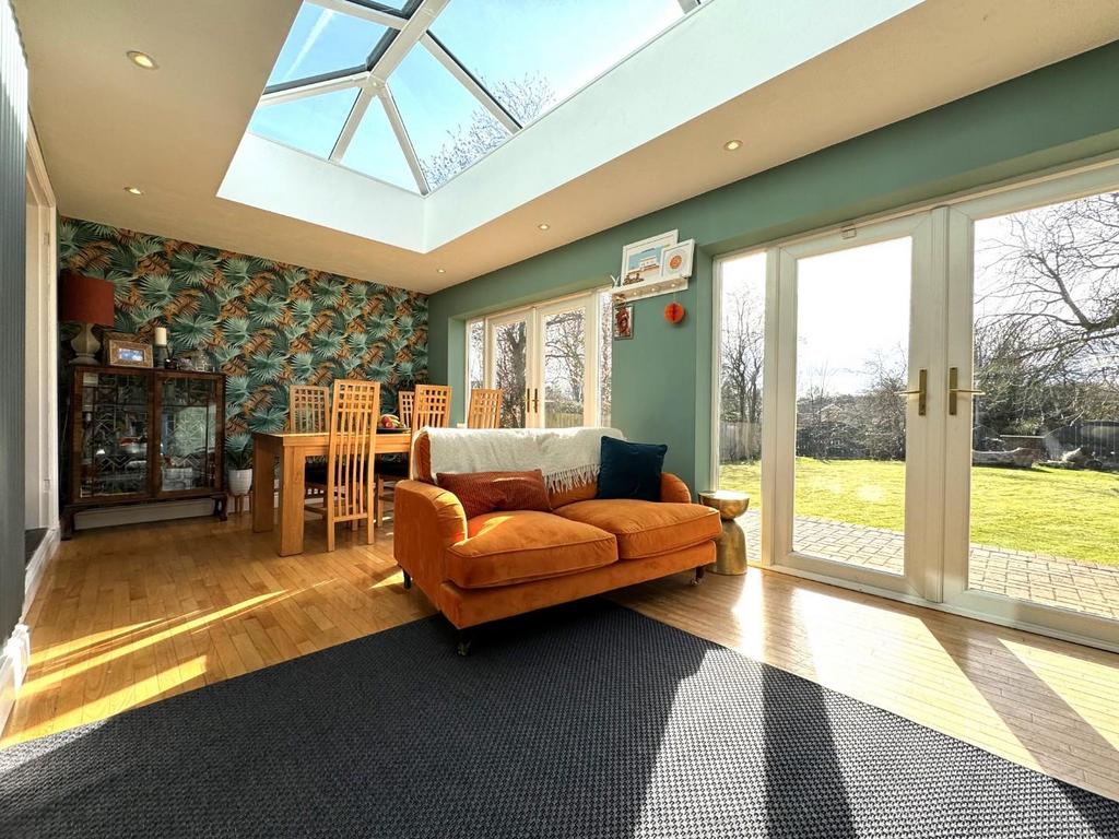 Sitting/dining room