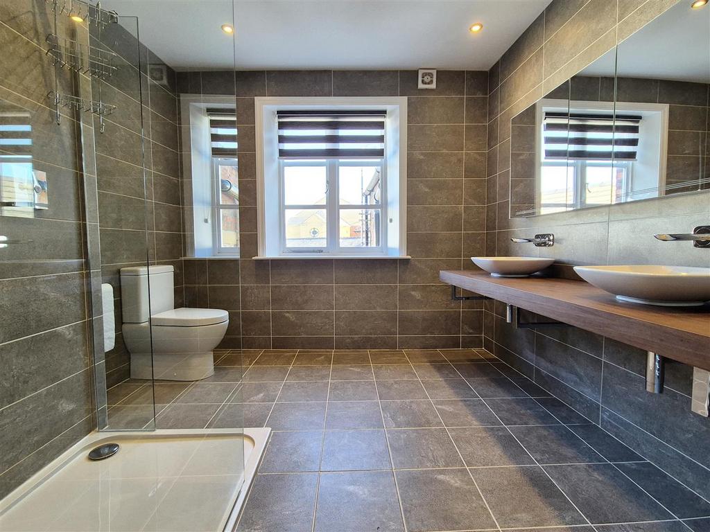 En suite shower room/wc