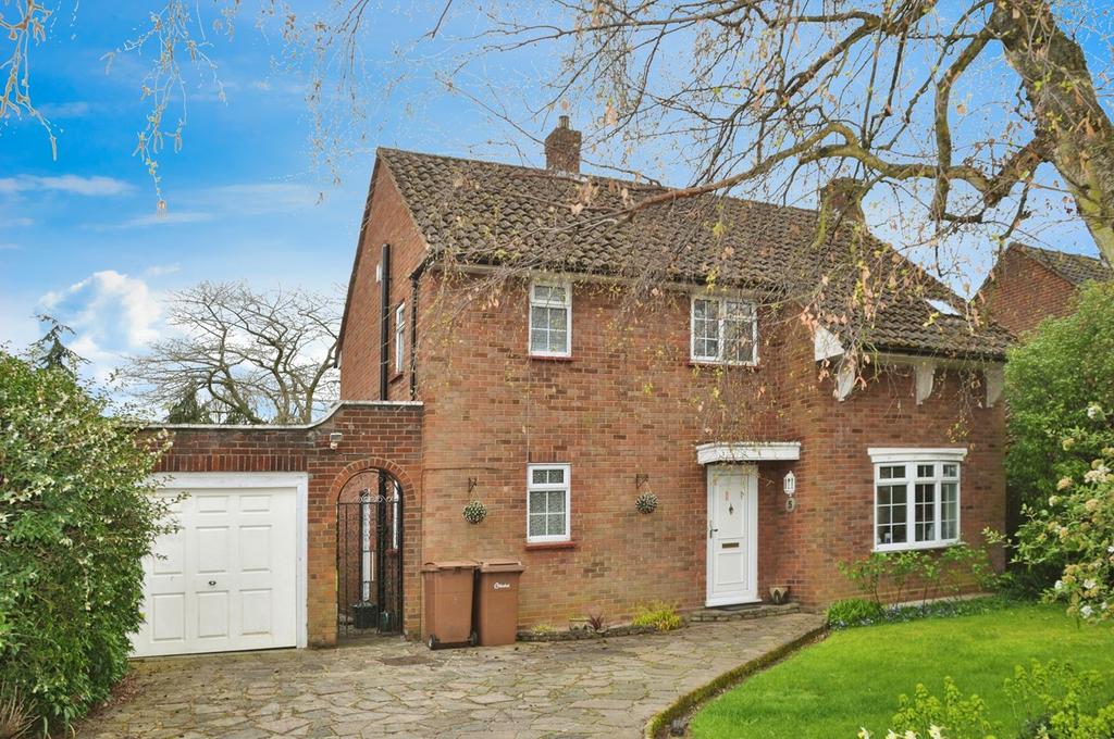 Lodge Avenue, Great Baddow, Chelmsford, CM2 3 bed detached house for