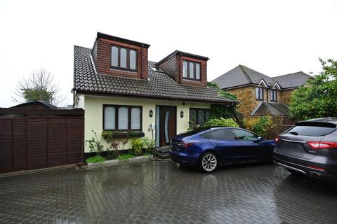 4 bedroom detached house for sale - Chertsey Lane, Staines-Upon-Thames TW18