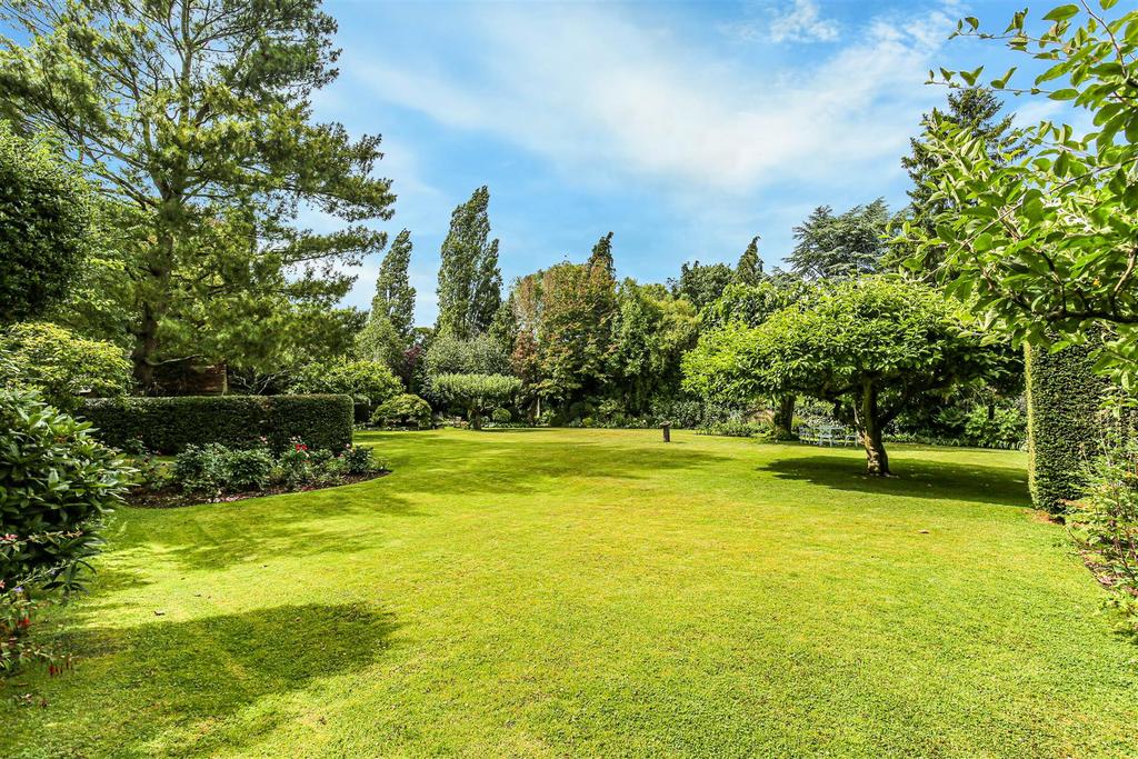 Leaves Green, Keston BR2 4 bed detached house for sale £1,300,000