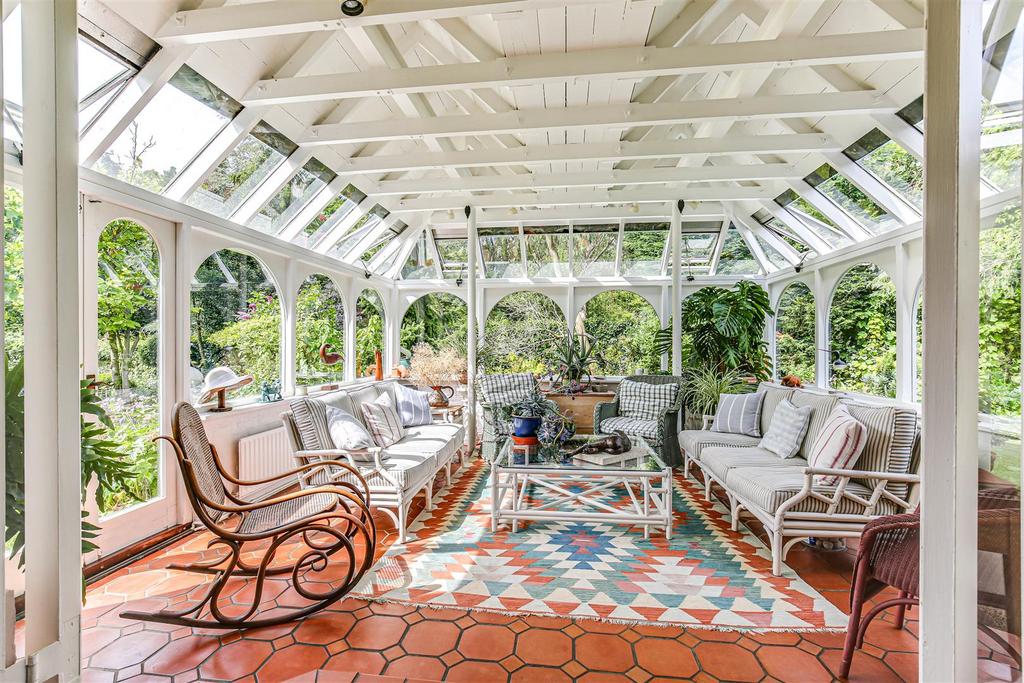Leaves Green, Keston BR2 4 bed detached house for sale £1,300,000