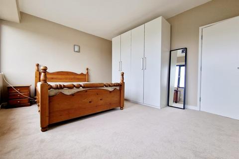 3 bedroom flat to rent - Furmage Street, London