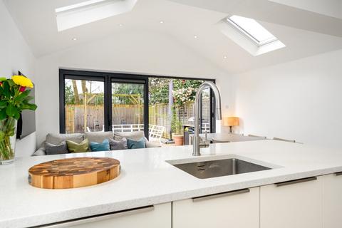 12 Rosslyn Park, Weybridge, KT13 9QZ