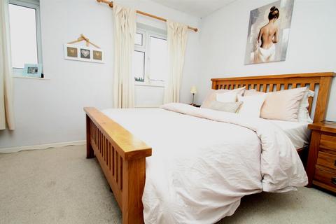 32 Abbots Way, High Wycombe, HP12 4NR