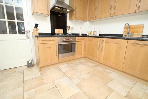 32 Abbots Way, High Wycombe, HP12 4NR