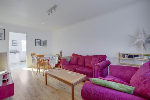3 bedroom semi-detached house for sale - Hughenden Green, Aylesbury HP21