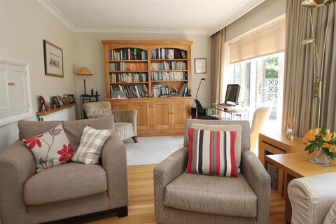 27 Daws Lea, High Wycombe, HP11 1QG