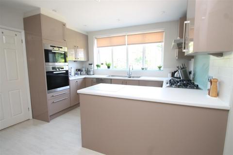 27 Daws Lea, High Wycombe, HP11 1QG