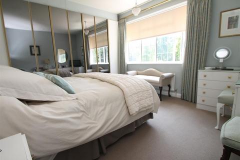 27 Daws Lea, High Wycombe, HP11 1QG