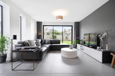 2 Oaklands Drive, Ascot, SL5 7NE