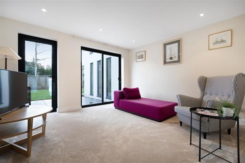 2 Oaklands Drive, Ascot, SL5 7NE
