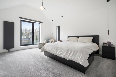 2 Oaklands Drive, Ascot, SL5 7NE