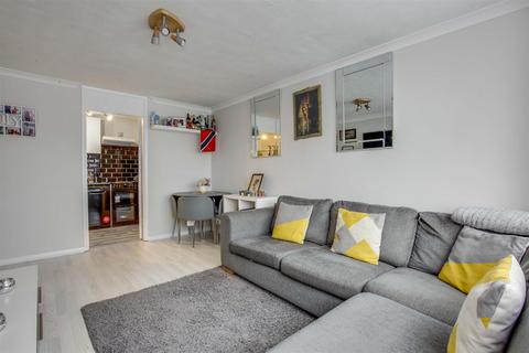2 bedroom flat for sale, Windsor Drive, High Wycombe HP13