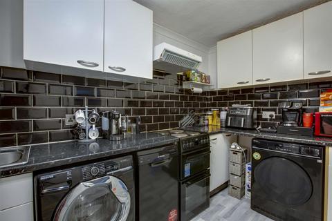 2 bedroom flat for sale, Windsor Drive, High Wycombe HP13